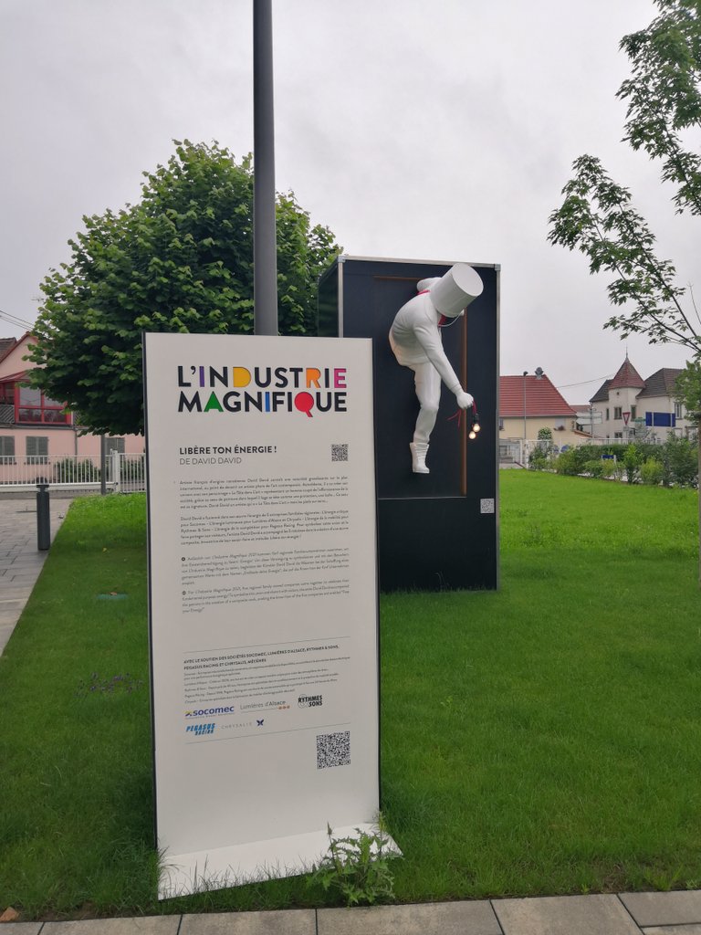 Il pleut sur Benfeld mais le système de stockage de "Libére ton énergie" assure l'approvisionnement en électricité 😉 L'illustration d'une de nos expertises au travers d'une œuvre d'art 😬 #lim2021 <a href="/indusmagnifique/">Industrie Magnifique</a>