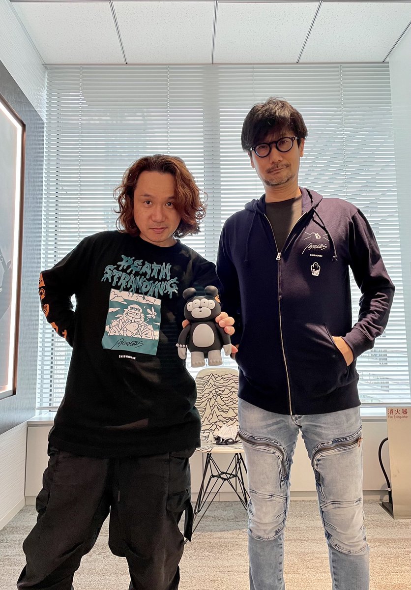 Kojima_Hideo's tweet photo. DEATH STRANDINGとBRIDGE SHIP HOUSEさんとのコラボ商品。サンプルを着てみた。左の２つは僕がフーディ(バックプリント)、しんちゃんは長T。右の２つは僕が長T、しんちゃんは半袖T(バックプリント)にトートバック。他にも商品あり。

VILLAGE VANGUARD ONLINE STOREで受注販売中。受注期間は7/11まで。 https://t.co/roiXehcGDH