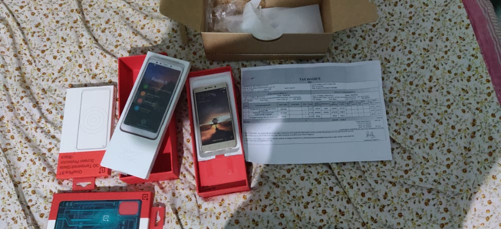 Satyajeet0c00l's tweet photo. #fraud I ordered one plus 8T @OnePlus_IN  from its website  but instead was delivered two mi phones,  one plus is not taking any responsibility , please help me out @jagograhakjago @PiyushGoyal @BlueDartCares https://t.co/3V47CyQlK7