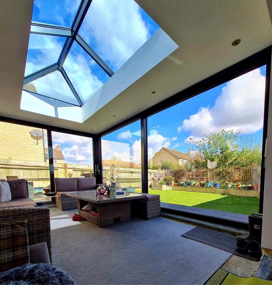 We love this glazed roof install by MK Construction 🌟 Sliding doors and Atlas roof lanterns are the perfect combination.  Head to our website to learn more about Atlas Roof Solutions and our other brands and products.