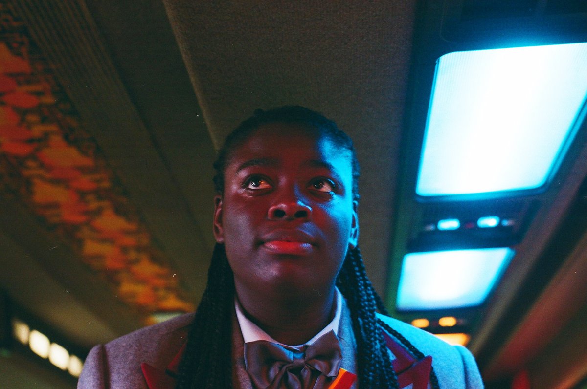 Murid-murid Sekolah Moordale High pake seragam, kayak anak sekolah sebelah yaa. Sex Education Season 3, tayang 17 September!