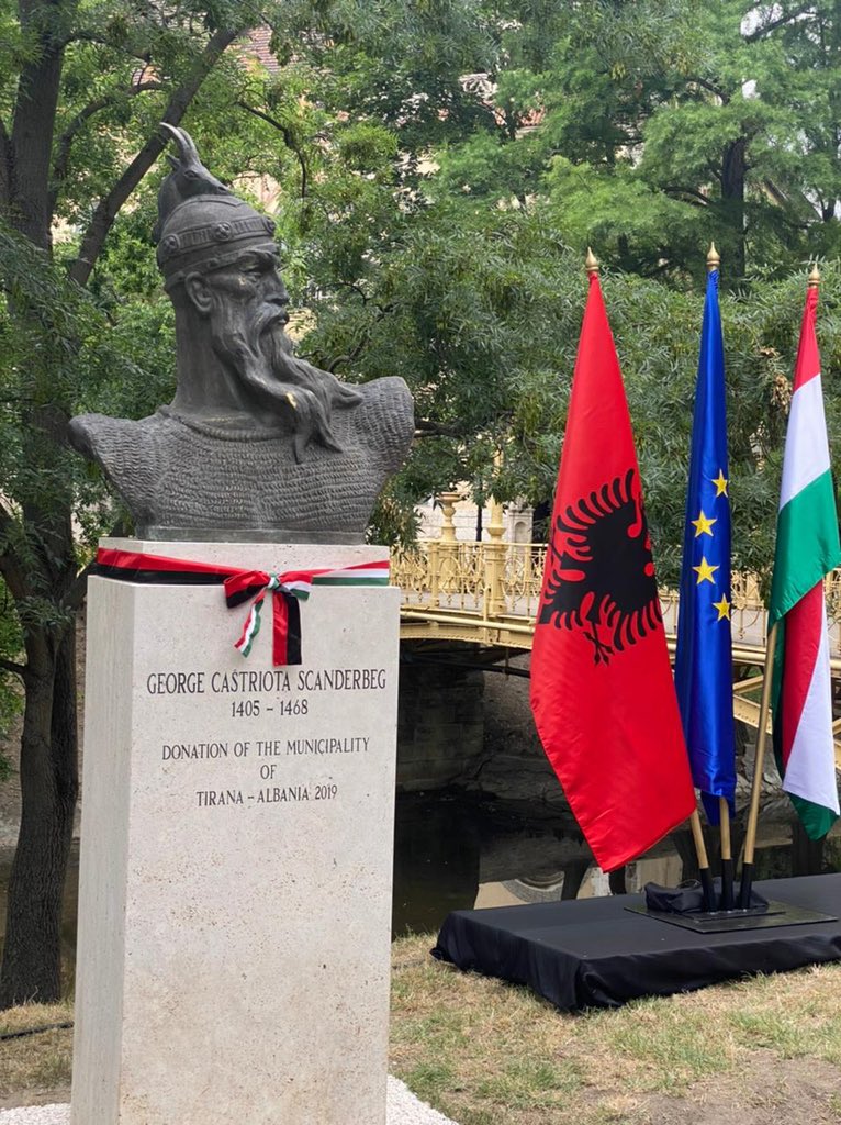 erionveliaj's tweet photo. Skenderbeu ne Budapest! 🇦🇱🤝🇭🇺

Shtyre dy vite prej pandemise, vepra e Odhise Paskalit (me te drejta autori) e riprodhuar me mjeshtri nga skulptori i @CityOfTirana mjeshtri Agim Rada, do te inagurohet pas pak ne Parkun Qendror te @cityofbudapest 👍

Krenar per skuadren e punes ❤️ https://t.co/dYmyFdqBwi