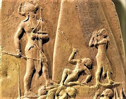 ORIENS_Cultura's tweet photo. #Estela de #Naram-Sin: relieve que conmemora la victoria del ejército del rey #acadio, nieto de #Sargón, sobre sus enemigos de la tribu de los #Lullubi. 2250 a.C. #Arqueología, #Historia, #Guerra y #Arte en #Mesopotamia. Museo del #Louvre. https://t.co/ZjyunozD9L
