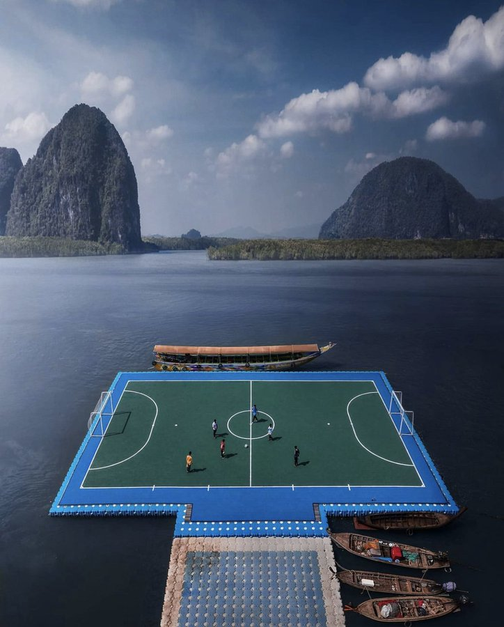 TorresErwerle's tweet photo. Así fue como estos jóvenes se pusieron manos a la obra para crear el Panyee FC. Empezaron por recolectar maderas y restos de barcos para armar un “estadio” de fútbol. Finalmente durante México 1986 con mucho trabajo, lograron construir esa cancha flotante. https://t.co/GZ4E2xHuHp