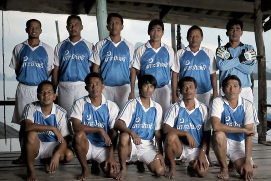 TorresErwerle's tweet photo. Uno de los pequeños futbolistas al volver a la aldea, encontró un póster de una competencia local de fútbol, la Pangha Cup. Se lo mostró a sus amigos y decidieron anotarse en el torneo. Se subieron a un bote y fueron hasta el lugar. https://t.co/4lb6jkQ3jo