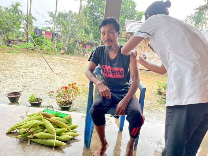 'What do we live for, if it is not to make life less difficult for each other?' A villager from Meghalaya's Chimagre Songittal, East Garo Hills district brought maize 🌽 from his own plantation for the #COVID19Vaccination team @CMO_Meghalaya @SangmaConrad