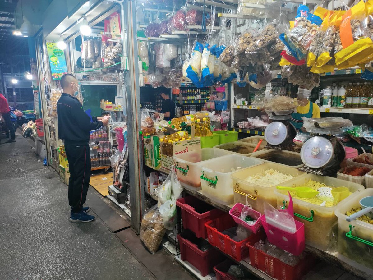 1st_Army_Area's tweet photo. “หน่วยทหารจ่ายตลาดช่วยเหลือเกษตรกร ฟื้นฟูเศรษฐกิจ” 
มณฑลทหารบกที่ 18 ดำเนินการซื้ออาหารสดจากตลาดชุมชนท้องถิ่น นำมาประกอบอาหารให้ทหารกองประจำการของหน่วย  เพื่อช่วยเหลือและบรรเทาความเดือดร้อนของประชาชนรวมถึงผู้ค้ารายย่อยซึ่งได้รับผลกระทบจากการแพร่ระบาดของ COVID-19 https://t.co/cId8qu37bZ