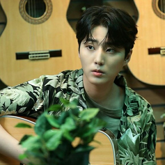 moadaysite's tweet image. when will the guitarists collab 😞😞