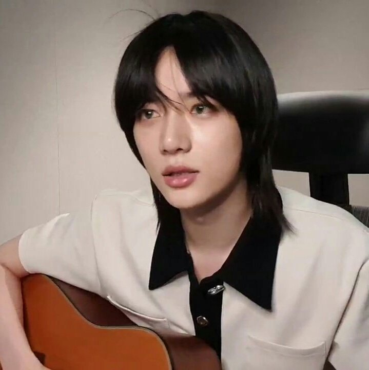 moadaysite's tweet image. when will the guitarists collab 😞😞