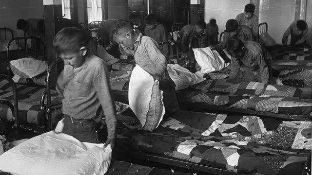 CarlRamirezA's tweet photo. 7. ya fuera por la Iglesia Católica, o por otras confesiones cristianas.  De manera que no fue la Iglesia Católica, ni las iglesias protestantes, las que arrancaron a esos niños indígenas de sus hogares, sino que fue el gobierno canadiense. https://t.co/50SlizPDkw