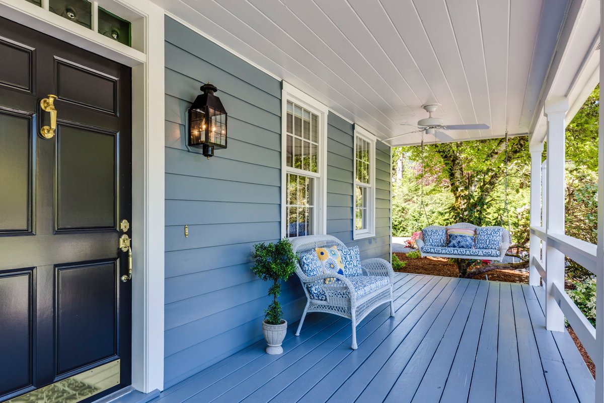 AshleyASalvador's tweet photo. Front porches and front yard patios exist in a special intermediate zone (not too public, not too private) that fosters neighbourliness &amp; sociability by design.

These spaces allow for informal interactions and chance encounters that help nurture a sense of community. https://t.co/9YJVN08w18