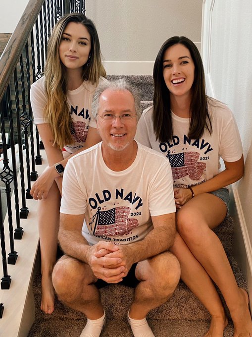 Back to tradition with the matching Old Navy shirts! I love my fam 🤍 Happy 4th! https://t.co/U4oV5Ye<a href="/tag/lacomiccon2021"class="tags"><span>#lacomiccon2021</span></a>