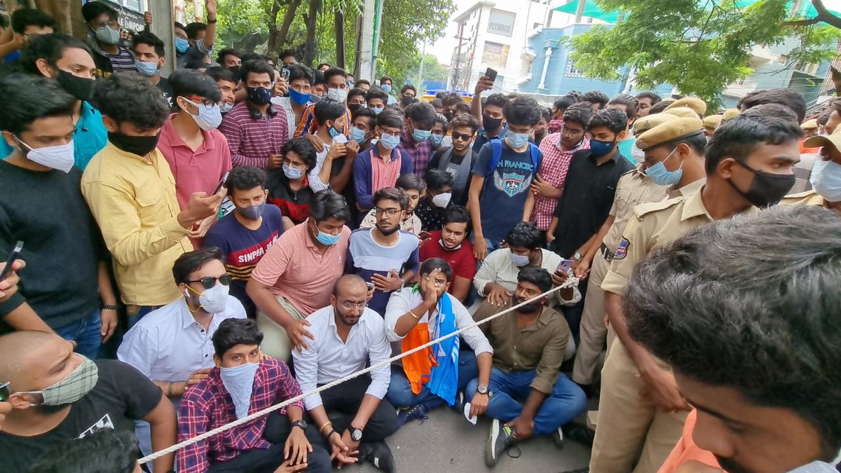 VenkatBalmoor's tweet photo. ఆఫ్లైన్ పరీక్షల నిర్వహణను నిరసిస్తూ తెలంగాణ విద్యా శాఖా మంత్రి సబితా ఇంద్రా రెడ్డి ఇంటిని ముట్టడించిన తెలంగాణ రాష్ట్ర  @nsui బృందం.

@TSNSUI @Neerajkundan @NAVEDKHANNSUI @revanth_anumula @examupdt @jntuhupdate @manickamtagore @INCTelangana @SabithaindraTRS https://t.co/fdumsyldKU