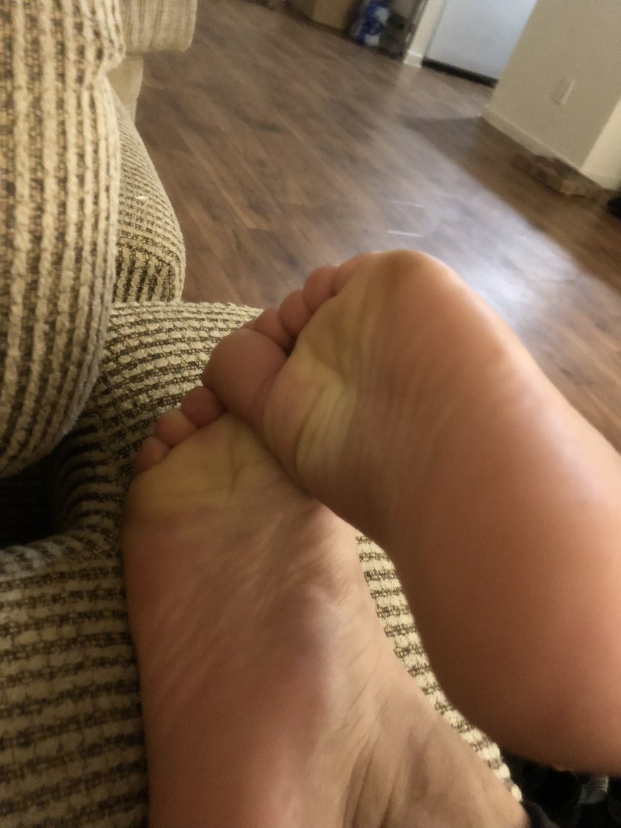 amaiababyy's tweet photo. How much would you pay to get on your knees and suck my toes like the peasant you are. #slavework #fendom #paypig #lasvegas #FEETMASTER #feetfetish #feet https://t.co/DudLnRzXff