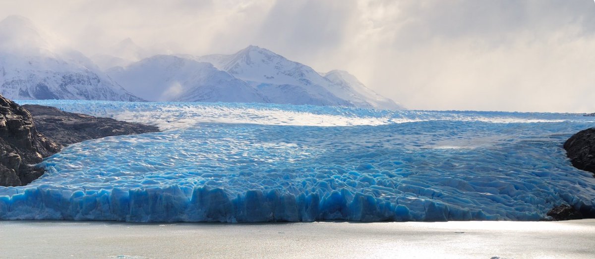 Скалы ласпи. Ледник килиманджаро альпинист. Приэльбрусье горы в облаках. Гора поднимается из моря. Альпинисты в горах.