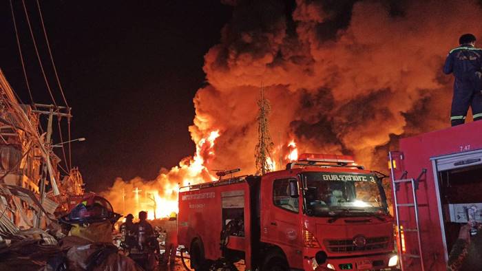 Noonnoonza95's tweet image. 2ภาพที่แตกต่าง ไม่เห็นออกมาช่วยเหลือเหมือนตอนออกมาทำร้ายประชาชนเลย #โรงงานกิ่งแก้วไฟไหม้