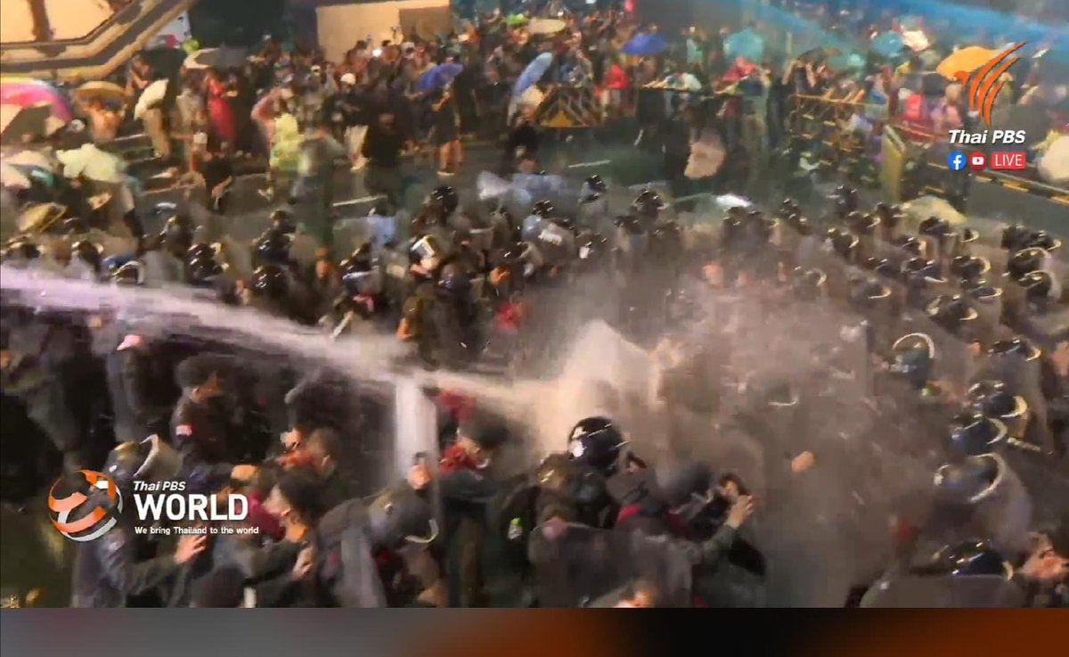 Noonnoonza95's tweet image. 2ภาพที่แตกต่าง ไม่เห็นออกมาช่วยเหลือเหมือนตอนออกมาทำร้ายประชาชนเลย #โรงงานกิ่งแก้วไฟไหม้