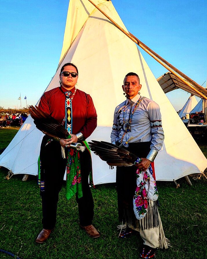 AnimalDatGr8's tweet photo. Finna make your tail bone wag when you see my moves #2braids #raybands #teepee #kiowa https://t.co/3ngvy9ps1m