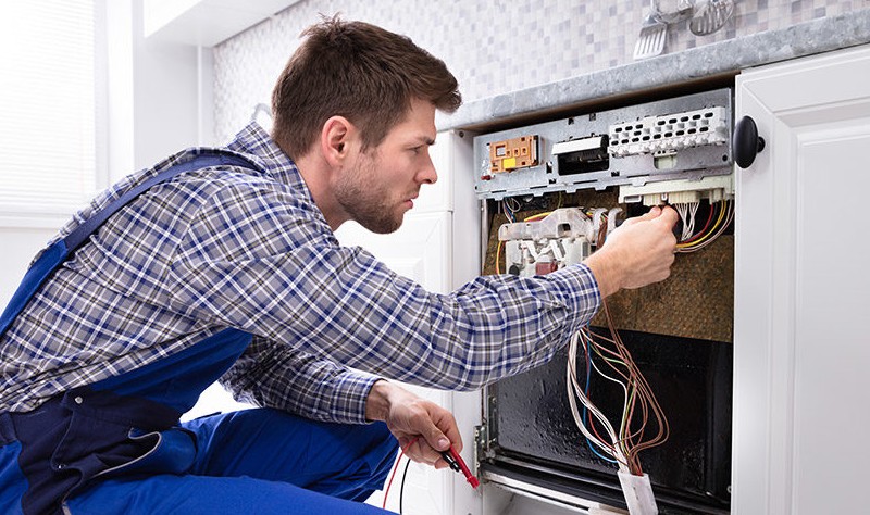 Чинить стиральную машину. Установка бытовой техники. Сантехник чинит стиральные машины. Самозанятые ремонт бытовой техники. Ремонтник стиральных машин.