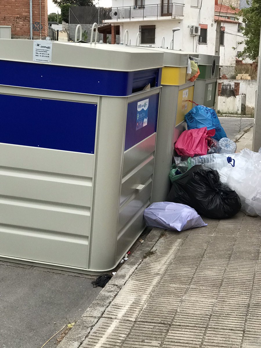 Mmonfortp's tweet photo. @viladepiera  hace unos días publicaba a través de su canal de Instagram una campaña para la mejora de la recogida selectiva. Este es hoy el resultado. Desde que se colocaron no se han vaciado. Olores, insectos, ... @PieraPsc @ERCPiera https://t.co/KimMeNAhhd