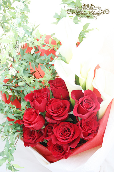 Miri ディズニープロポーズの贈り物として ホテルミラコスタへ配達した生花の花束です 赤薔薇をメインにカラーとコデマリを入れて上品にお作りしました ご依頼主様からいただいたご感想はホームページの プロポーズ成功報告３ に掲載しました