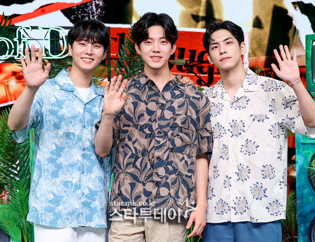 theseoulstory's tweet photo. 📸  Looking fresh and handsome! Here are the members of DAY6 (Even of Day) at their 'Right Through Me' comeback showcase~ @day6official https://t.co/YiOmaiUZHU