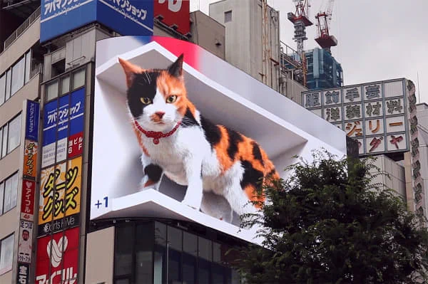 新宿駅前に巨大猫が出現！？3D映像が放映できる大型街角ビジョンに登場！