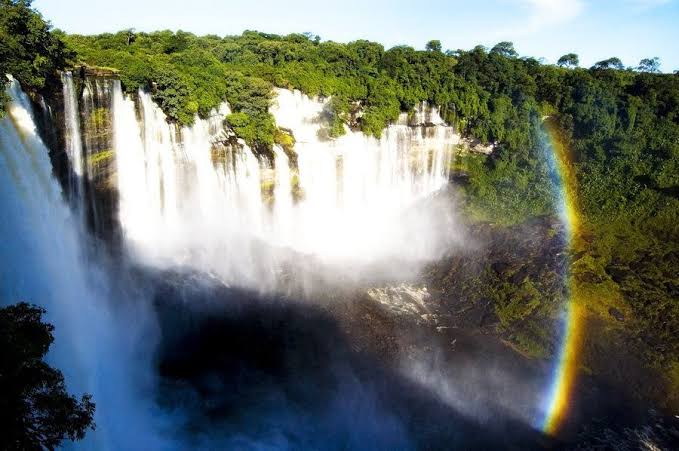 AfrikanoBorn's tweet photo. The #Lucala River comes to a sudden descent, forming one of #Africaโs largest waterfalls: the #Kalandula Falls. It is a hallmark destination of #Angolaโs Malanje province, which has the potential to become a prime tourism destination now that the landmines have been cleared ๐ฆ๐ด ๐ฆ๐ด https://t.co/PjGVU4fvvp
