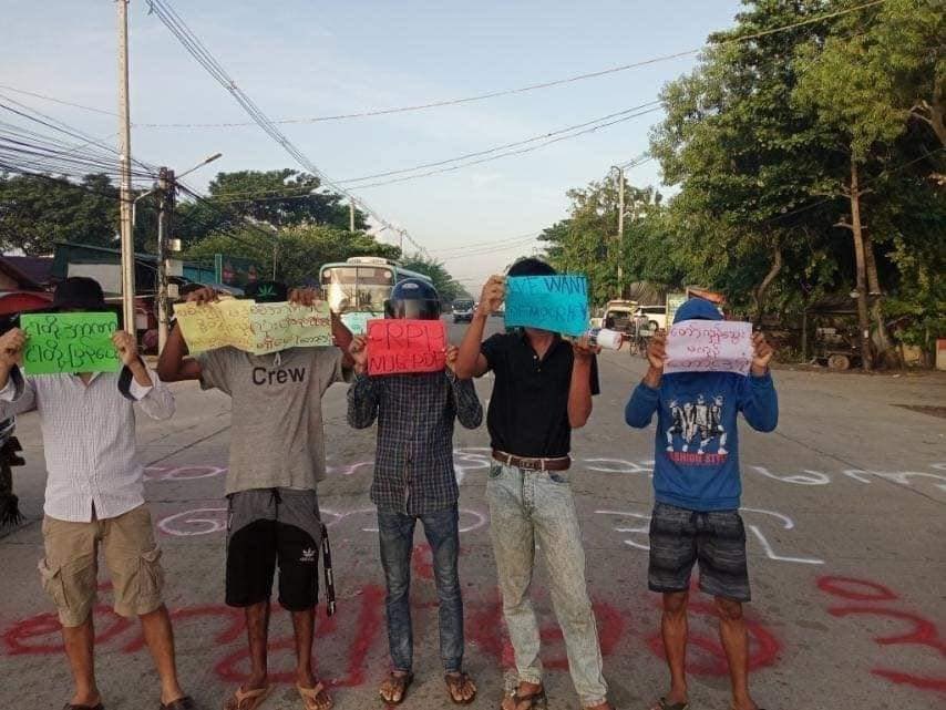ForKeiys's tweet photo. South Dagon tsp, Yangon: A group of Anti-Junta protestors sprayed paint of Anti-Fascist regime protest message in defiance.  LEGALIZE NUG 
#DepayinMassacre
#July5Coup  #WhatsHappeningInMyanmar https://t.co/yjjhfN5aGa