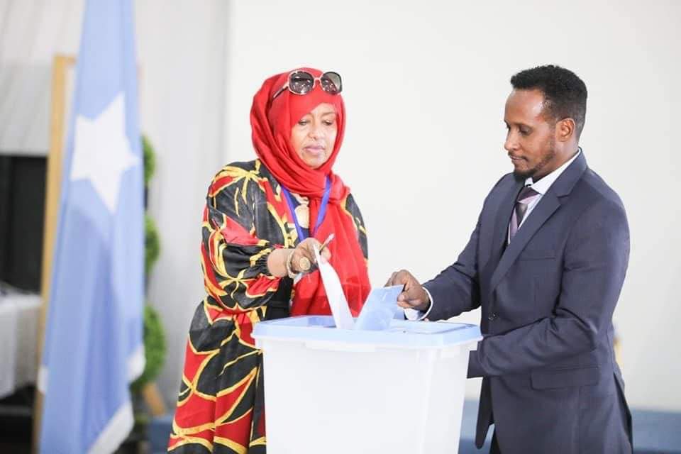 MatanAvv's tweet photo. waxaan u mahad celinayaa dhammaan Xubnaha Guddiga hirgelinta Doorashooyinka ee Heer Federal 2020-2021 oo maanta ii doortay hogaanka labaad ee gudoonka Guddiga. https://t.co/XbfSvhJPSF
