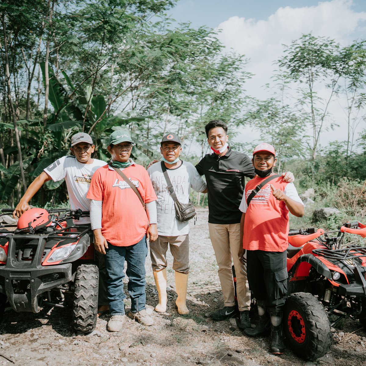 Ini masa-masa yg sulit buat kita semua apalagi buat penggiat wisata alam di desa, kita support! 
tep semangatt!! 

#supportlocal

(moon maap masker nya copot bentar cm buat foto dan udah prokes kok saestu😁)