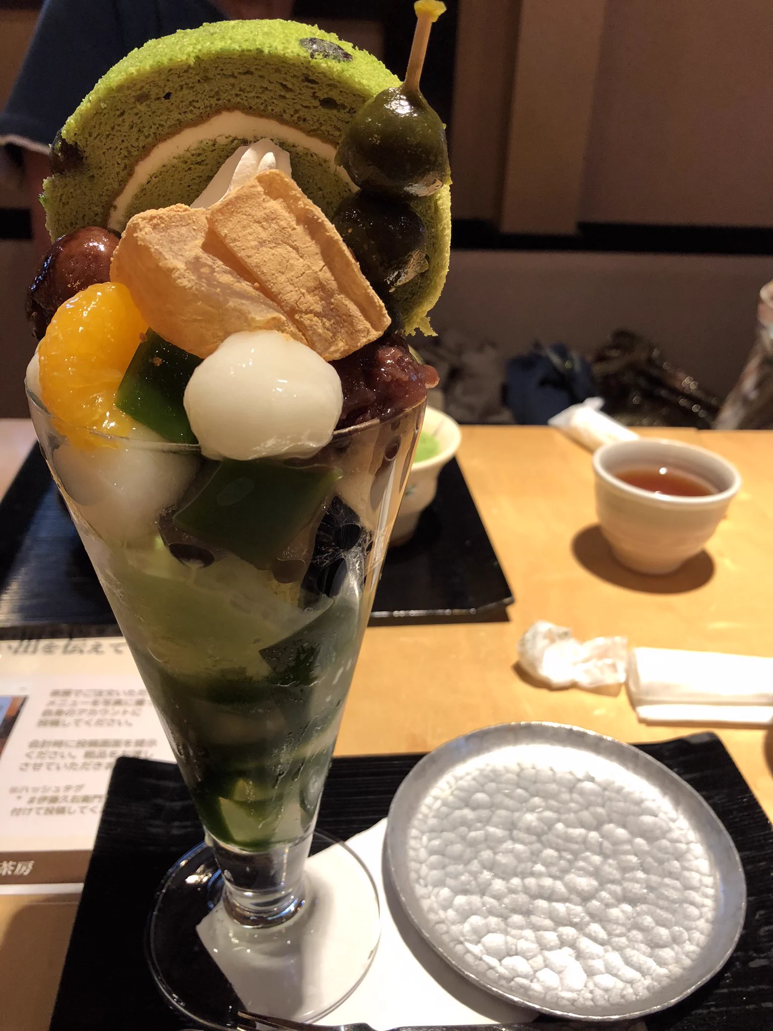 @kakkyoshifumi @kikuchika1209 宇治で食べた抹茶パフェは、ロールケーキ・わらび餅・茶団子が乗っかってましたよ。でもケーキの方が斬新だなぁ😙 