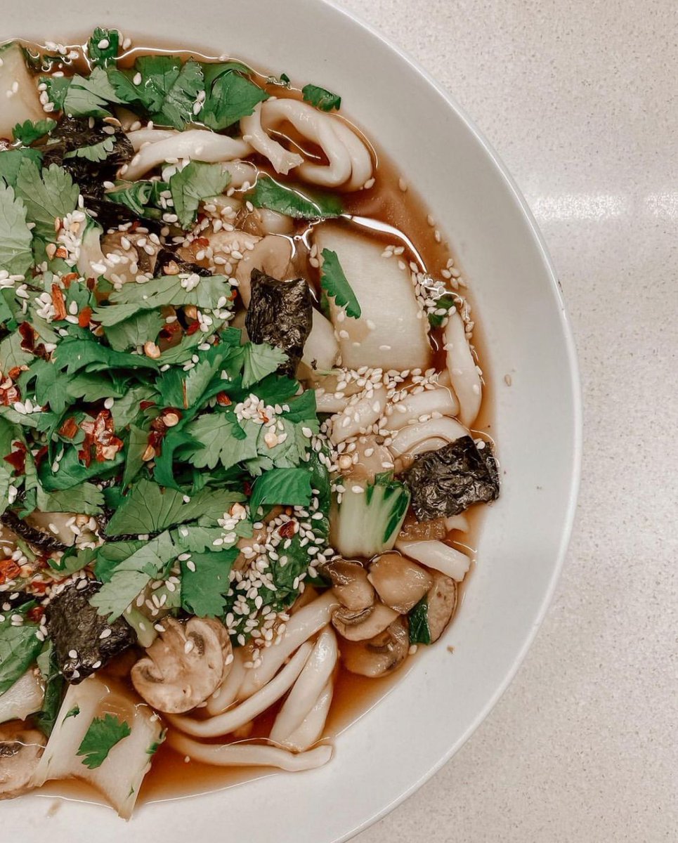 MeruMiso's tweet image. @morninggloryclouds makes the most delightful looking vegan Ramen 😍

Recipe available via @morninggloryclouds