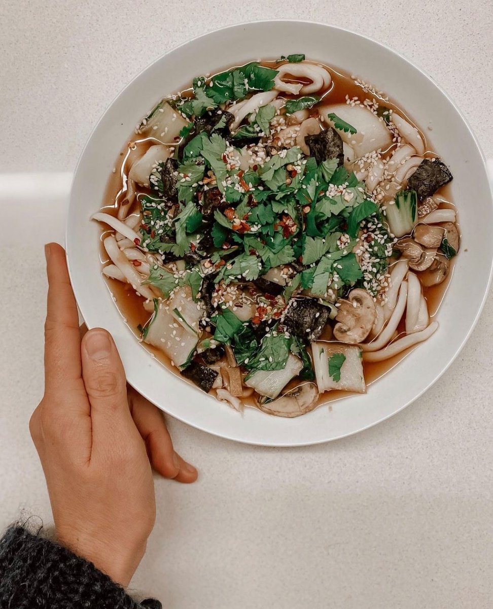 MeruMiso's tweet image. @morninggloryclouds makes the most delightful looking vegan Ramen 😍

Recipe available via @morninggloryclouds