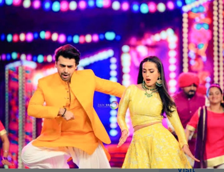 SunochandaF's tweet photo. I just want this whole performance on yt 😭
#iqraaziz
#farhanSaeed 
#arjiya #SunoChanda 
#HumStyleAwards https://t.co/AHIpWMAgA0