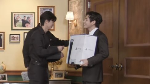 O TAEHYUNG LEVANDO O PS5 MESMO DEPOIS DO WOOSHIK DIZER QUE NÃO PODIA KKKKKKKKKKKK OLHA O SORRISINHO QUE ELE DÁ, QUEM PODE DIZER NÃO PARA ESSE NENÉM