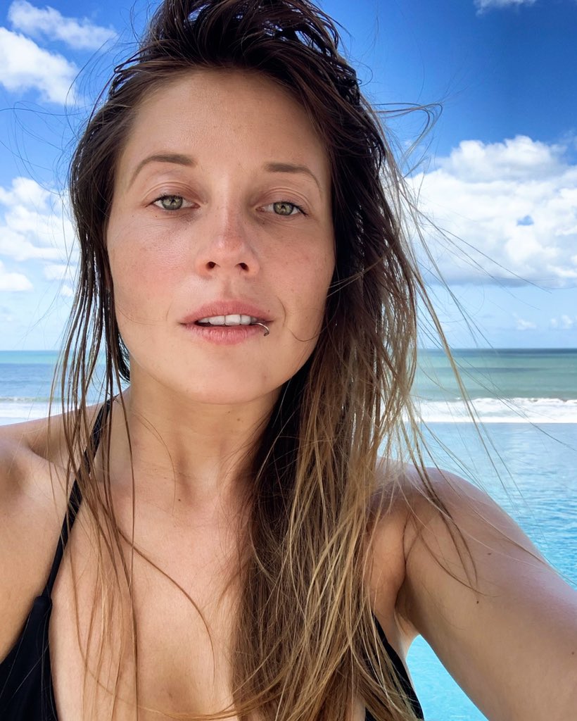 Charlotte de Witte on X: 🐬🐬🐬 t.co0bzmTCZpn6  X