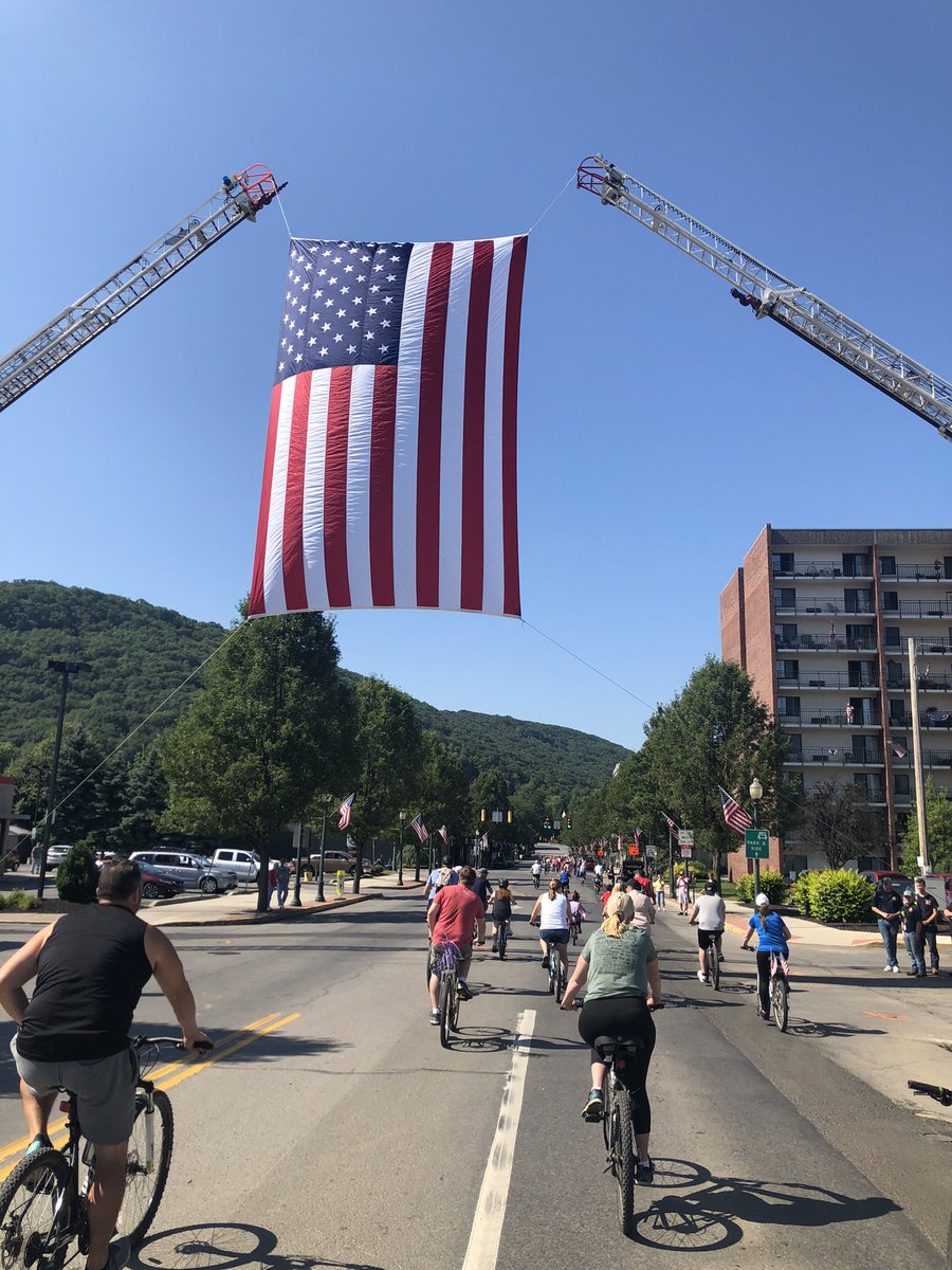 seanriggle's tweet photo. The best way to start off the 4th, peddling 10 miles with a few hundred friends while supporting local vets @FreedomRideUSA #freedomrideusa   🇺🇸🚲🙌🏻 https://t.co/JRx2B2WJFa