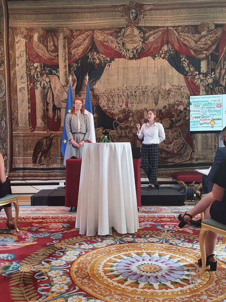 FranceintheUK's tweet image. .@AmbColonna hosted the final of @TheSparkContest, which encourages young people to play a key role in the 🇬🇧 and 🇫🇷 energy transitions, at the French Residence. Congratulations to this year&apos;s winners for their innovative paint which transforms solid surfaces into solar panels.