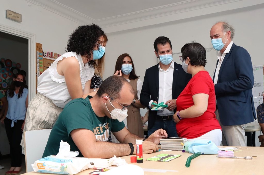 PSOE_CyL's tweet photo. 👥 @luistudanca conoce en Miranda de Ebro, #Burgos, el trabajo que realiza el Centro Ocupacional Fuentecaliente.

👉 Acompaña la alcaldesa de la localidad, @AitanaHernandoR, y la secretaria general del @psoeburgos, @estherpcamarero.

#DefenderCyL https://t.co/AuLPSOCz3O