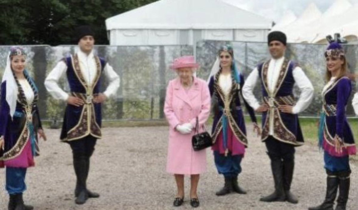 FarahG777's tweet photo. The “Xarı Bülbül” performance by #Azerbaijan|i horse riders at the #RoyalWindsorHorse Show was accompanied by 🎶 -”Khudayar Tasnifi”, "Gaitagi" &amp; “Love and Death". 

Also, footage of liberated #Karabagh was shown on large screens.

👉 https://t.co/TvEkFQ2ajS https://t.co/qDXR1tTGm1