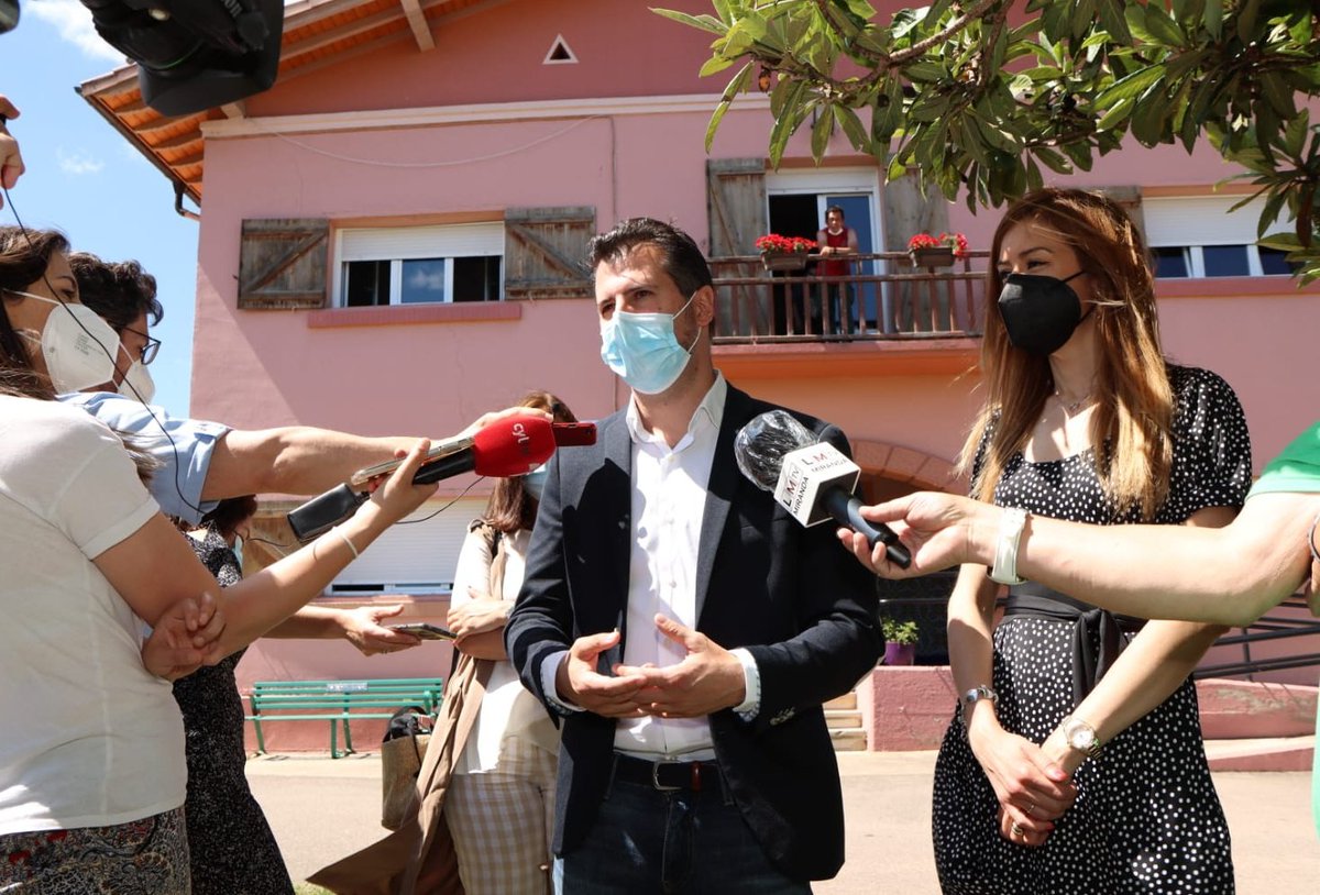 PSOE_CyL's tweet photo. 🗣 @luistudanca:

Reconocer el buen trabajo del  Ayuntamiento de Miranda de Ebro en Servicios Sociales.

👍 Es referente en esta materia gracias a la labor de @AitanaHernandoR y su equipo.

🤝 Y es fruto también de la colaboración con asociaciones como @Aspodemi.

#DefenderCyL https://t.co/YHxIulctiH