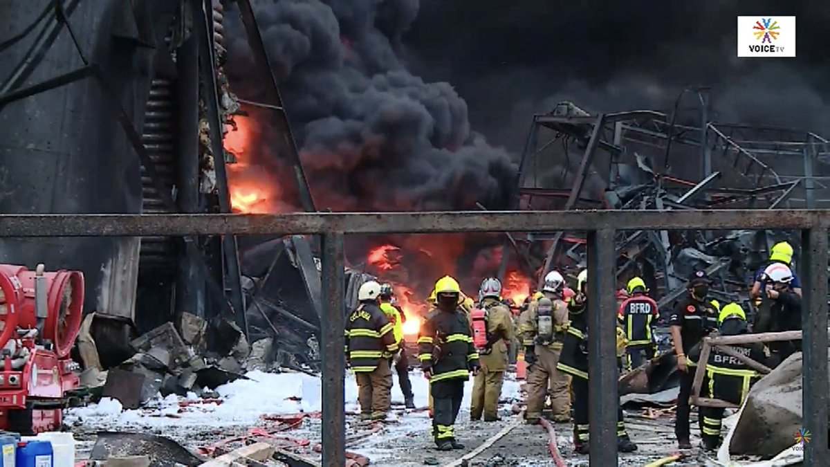 feb28th1996's tweet image. ดูไลฟ์อยู่ได้ยินเจ้าหน้าที่พูดว่า ตั้งแต่เช้ายังไม่ได้กินข้าวเลย เขาทำงานกันหนักมากนะ แต่หลายคนแค่หน้ากากแบบ Black Hycar Rubbe ยังไม่มี ส่วนใหญ่ใส่หน้ากากอนามัยธรรมดา สิ่งที่รัฐต้องจัดหากลับไม่มีให้พวกเขา

 #โรงงานกิ่งแก้วไฟไหม้