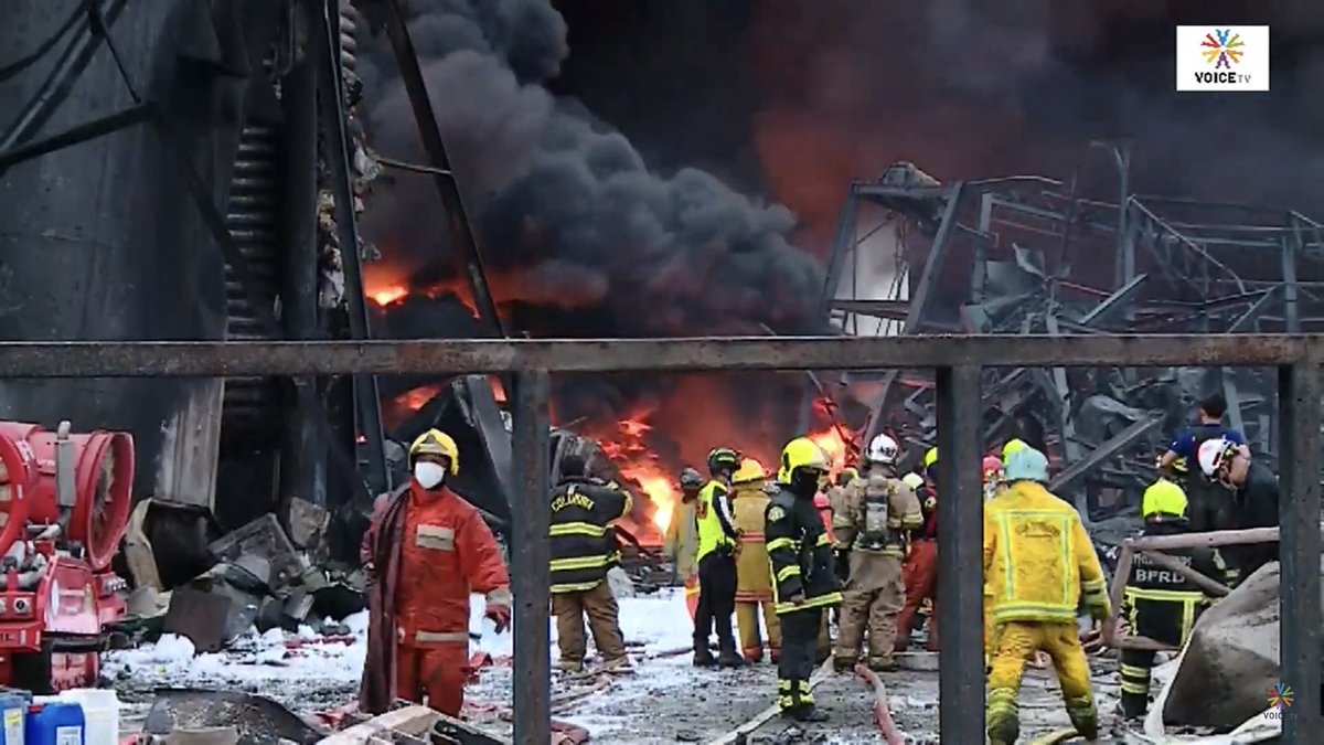 feb28th1996's tweet image. ดูไลฟ์อยู่ได้ยินเจ้าหน้าที่พูดว่า ตั้งแต่เช้ายังไม่ได้กินข้าวเลย เขาทำงานกันหนักมากนะ แต่หลายคนแค่หน้ากากแบบ Black Hycar Rubbe ยังไม่มี ส่วนใหญ่ใส่หน้ากากอนามัยธรรมดา สิ่งที่รัฐต้องจัดหากลับไม่มีให้พวกเขา

 #โรงงานกิ่งแก้วไฟไหม้