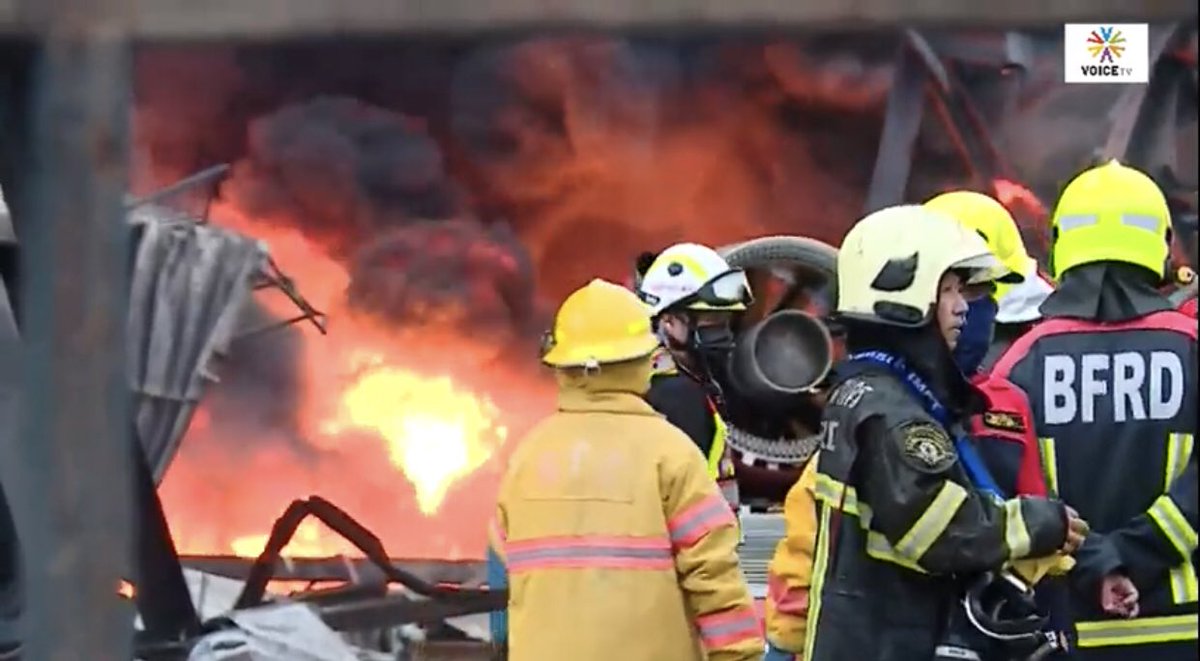 feb28th1996's tweet image. ดูไลฟ์อยู่ได้ยินเจ้าหน้าที่พูดว่า ตั้งแต่เช้ายังไม่ได้กินข้าวเลย เขาทำงานกันหนักมากนะ แต่หลายคนแค่หน้ากากแบบ Black Hycar Rubbe ยังไม่มี ส่วนใหญ่ใส่หน้ากากอนามัยธรรมดา สิ่งที่รัฐต้องจัดหากลับไม่มีให้พวกเขา

 #โรงงานกิ่งแก้วไฟไหม้