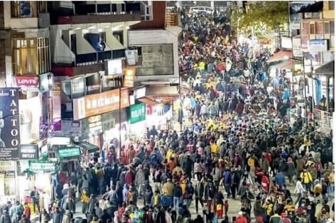 WNidhi007's tweet photo. Whoever expected Indians to remember the pandemic in 2024, please have a look at this! 
Kaun sa pandemic? Kaisa pandemic? 
#Manali #CoronavirusPandemic #3rdWave https://t.co/96HDGXogTW
