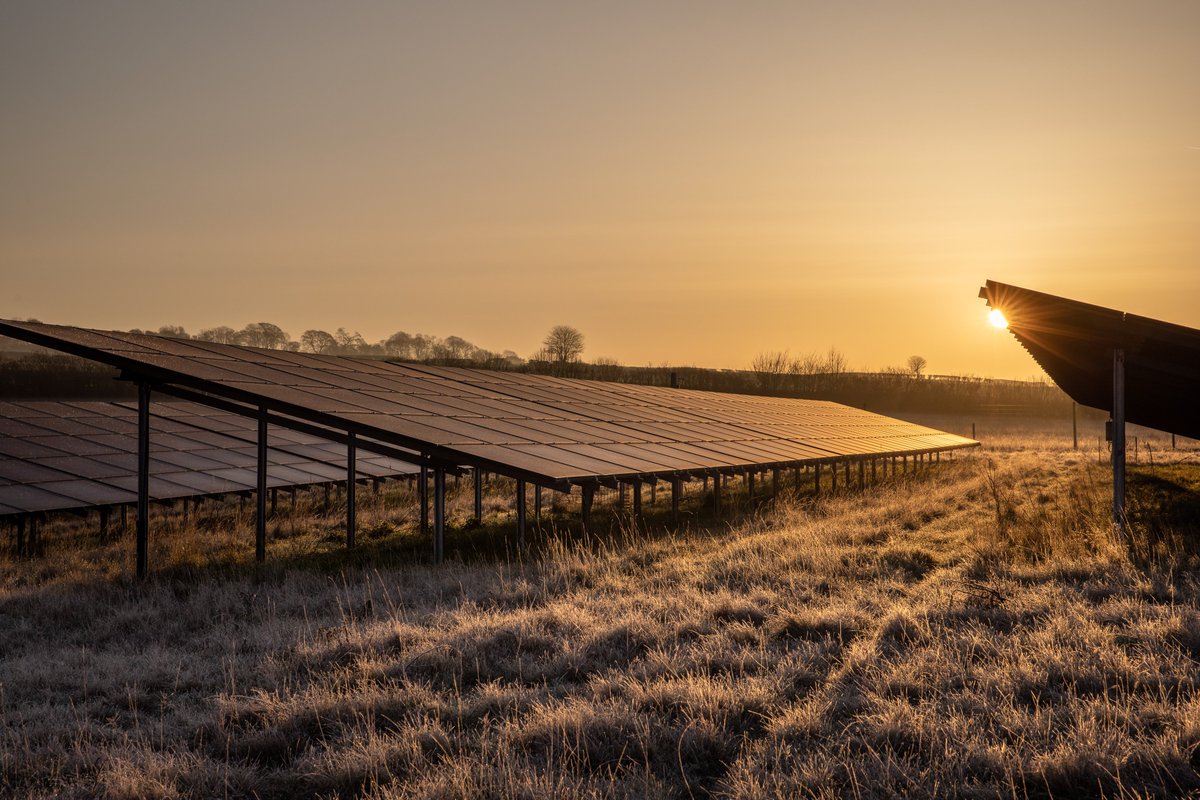 Trebling the UK’s #solarenergy capacity by 2030 could cut total UK carbon emissions by 21.2 million tonnes per year as fossil fuels are replaced with cleaner power &amp; create 13,000 jobs, according to a new report by 
<a href="/SolarEnergyUK_/">Solar Energy UK</a>☀️Read more: renews.biz/70362/uk-pv-ca…