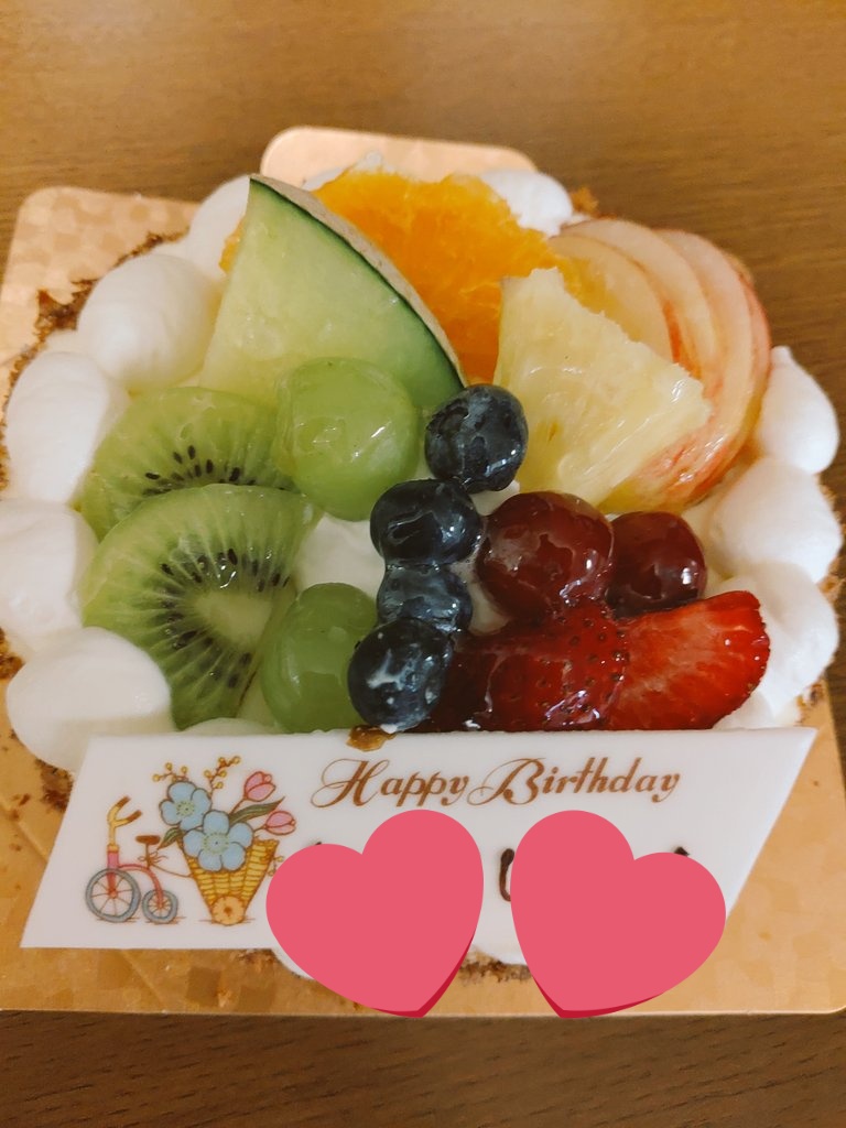 今日は息子くんのお誕生日🎂🥳👏
2500gと小さく産まれいつも泣いてばかりだったのに、いつの間にか母よりも背が高くなりすくすくと育ってくれました😭厨二病だけど優しい子だと思います!はい親バカだよ!憧れの秋彦を落書きしてあげた😂 