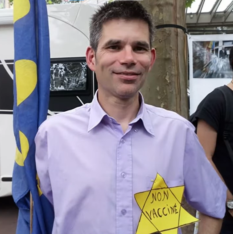 tcabarrus's tweet photo. #EtoileJaune: les combats contre le #capitalisme, l’#avortement, l’#immigration, la #violencepoliciere, la #tortureanimale, la #vaccination, et tous les #complotismes poussent certains à une analogie victimaire avec la #Shoah qui prospère sur un vrai analphabétisme historique. https://t.co/OHgsqB0Oal