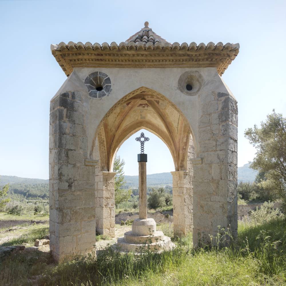 ArquitectosCTAC's tweet photo. #ARq_CS Las cruces cubiertas o de término fueron una tipología constructiva a caballo entre la escultura y la arquitectura. Fueron muy populares en tierras valencianas, se ubicaban a la entrada de los pueblos o santuarios, como esta en Jérica. [https://t.co/eXkT0oUohT] https://t.co/iGcPHzIit8